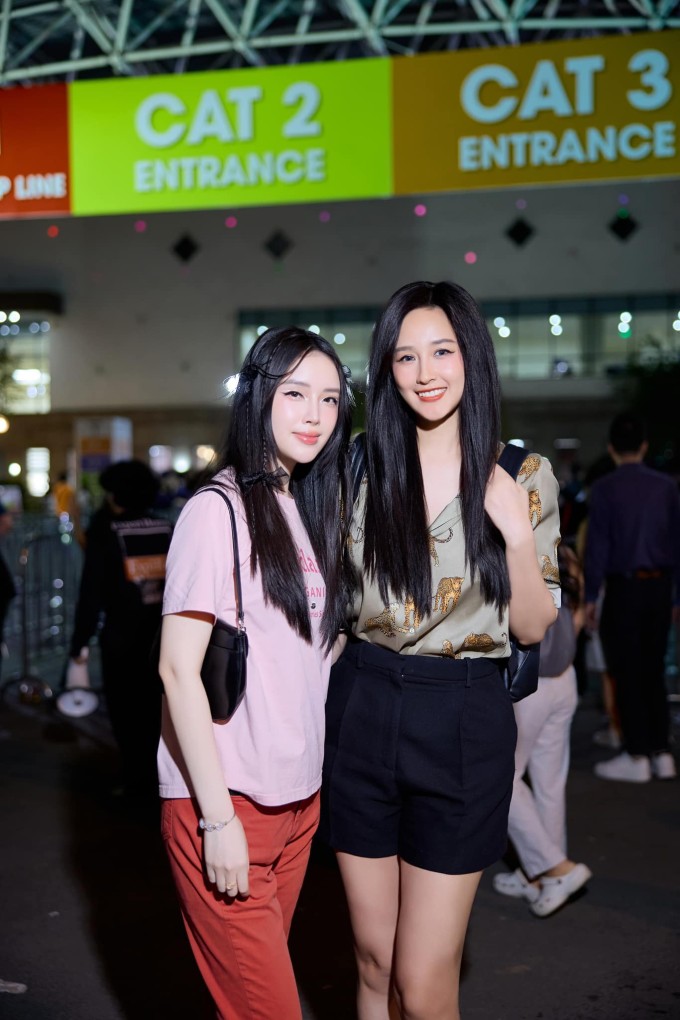Mai Phương Thúy và em gái thân thiết cùng nhau.