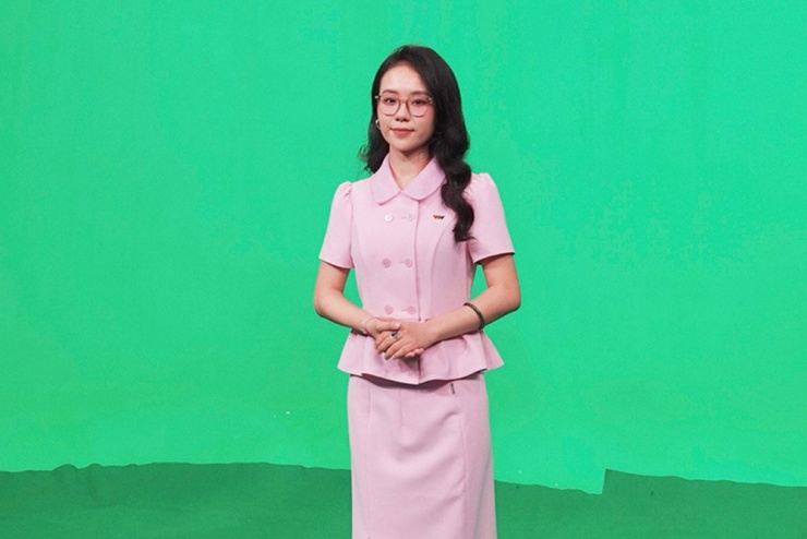 Tốt nghiệp cử nhân Ngôn ngữ Anh tại Đại học Sư phạm Hà Nội năm 2024, Phương Anh có 5 năm kinh nghiệm làm việc với người nước ngoài trong vai trò diễn viên lồng tiếng, phiên dịch và MC.