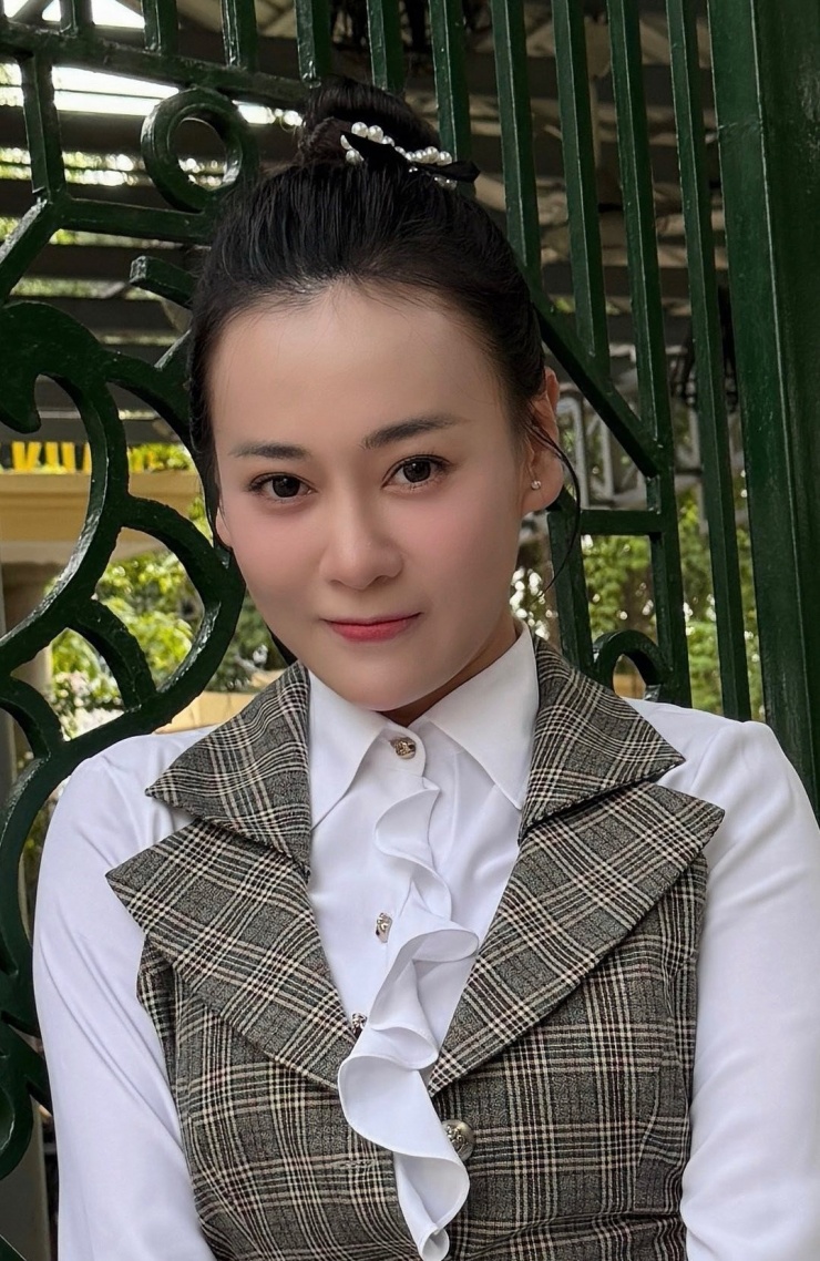 Phương Oanh phải cố tỏ ra nhí nhảnh.