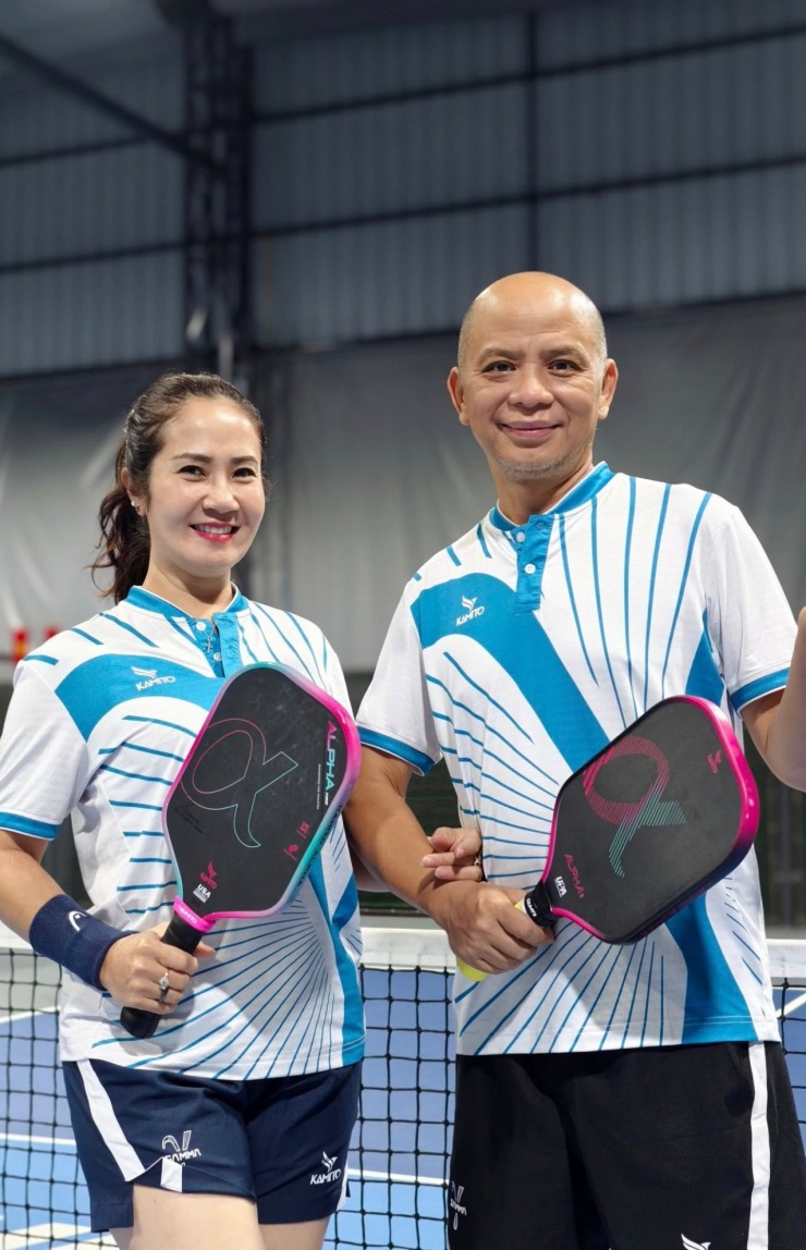 Tin sao Việt 26/10: NSƯT Nguyệt Hằng cùng ông xã - diễn viên Anh Tuấn "hâm nóng" tình cảm bằng cách cùng ra sân chơi thể thao. "Nói chung là cứ phải đồng đội thế này, thắng thua không quan trọng nữa rồi", chị nói với bạn đời. 