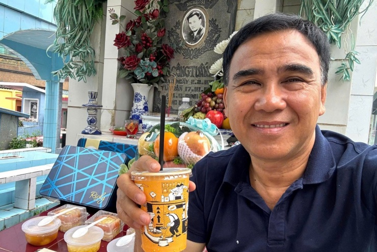 MC Quyền Linh thăm mộ người bạn thân Lê Công Tuấn Anh dịp 29 năm ngày giỗ cố diễn viên. 