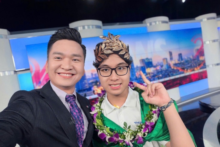 MC Hạnh Phúc selfie cùng Bảo Khánh - Quán quân Đường lên đỉnh Olympia 2025. Cả 2 có buổi ghi hình trò chuyện sau đó ít phút. 
