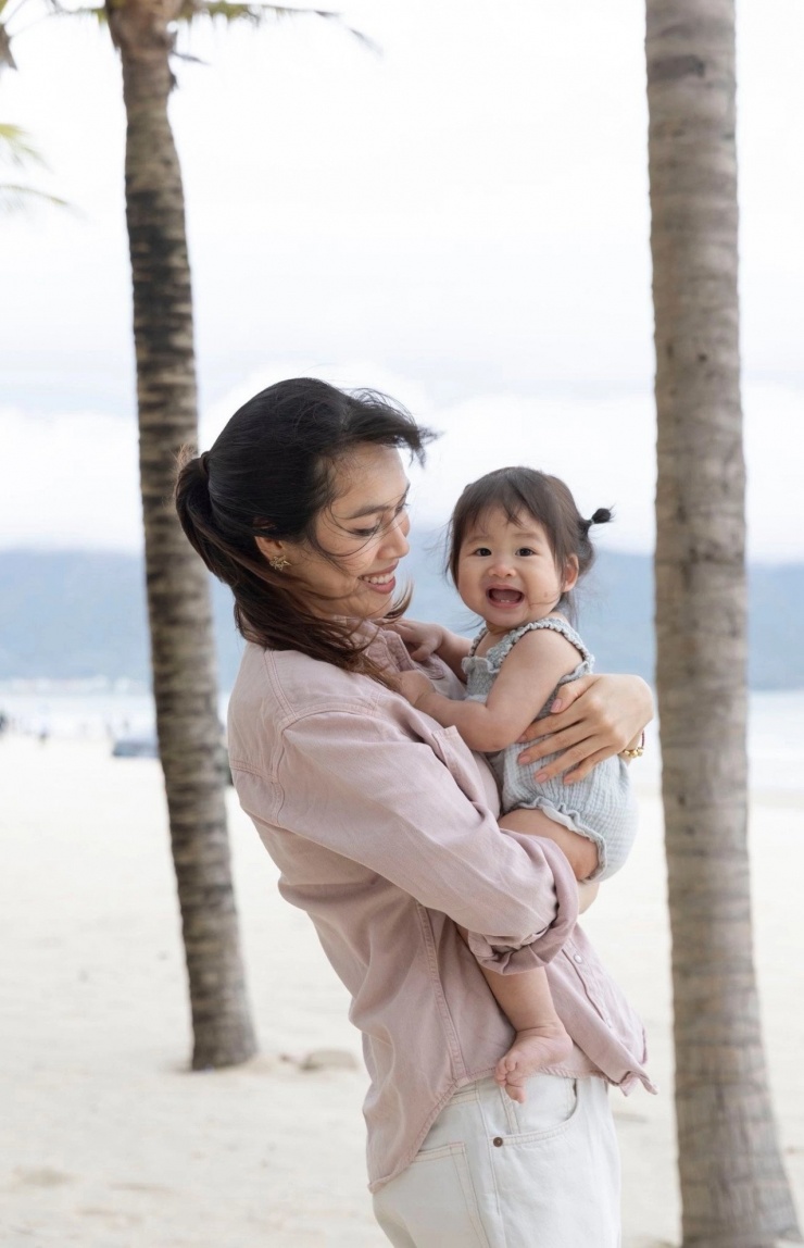 Á hậu Hoàng My cảm giác bình yên bên con gái. 