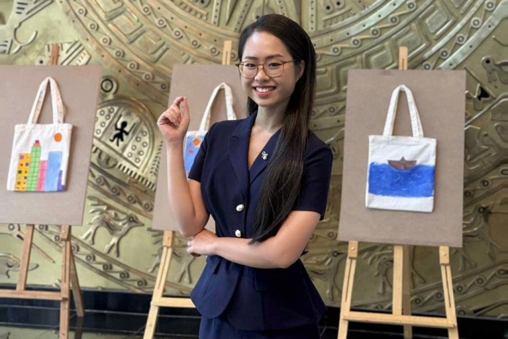 Mỗi sáng Thu Uyên nghe podcast CNN, BBC để luyện giọng của người bản xứ.&nbsp;