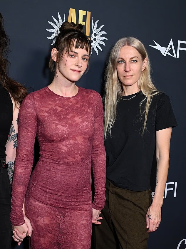 Kristen Stewart và Dylan Meyer tại buổi công chiếu phim. Ảnh: Variety