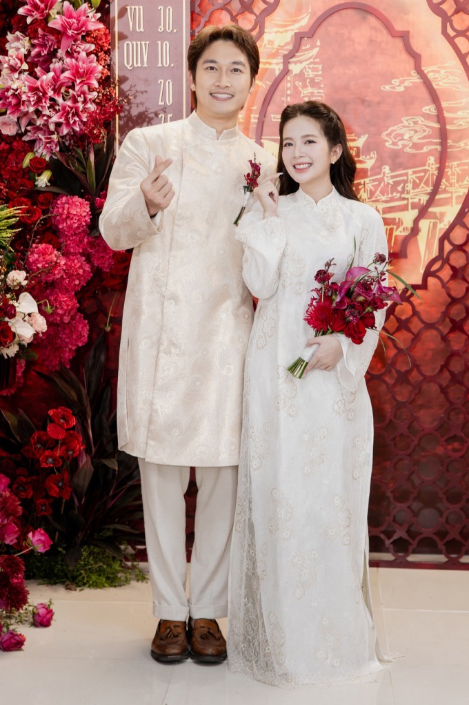 Sự kết hợp này hàm ý tình yêu đôi lứa như câu cầu nối liền hai bờ, đưa cô dâu chú rể về điểm tựa chung - một mái ấm viên mãn.