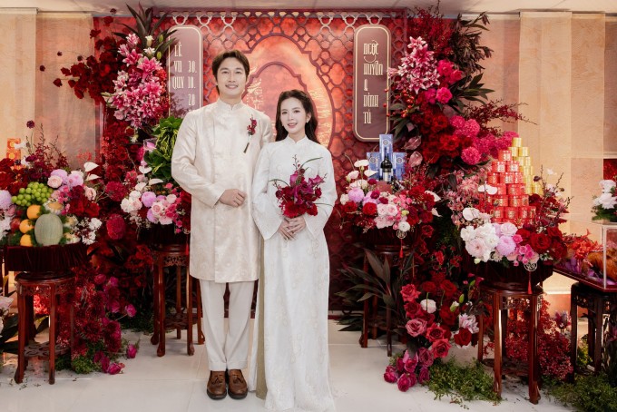 Lễ ăn hỏi và lễ vu quy của cặp diễn viên giờ vàng VTV Đình Tú - Ngọc Huyền diễn ra sáng 30/10. Không gian nhà gái được trang trí tông đỏ nổi bật, gồm nhiều loại hoa như cúc mẫu đơn, ly kép, đồng tiền, cẩm chướng, hồng ngoại...