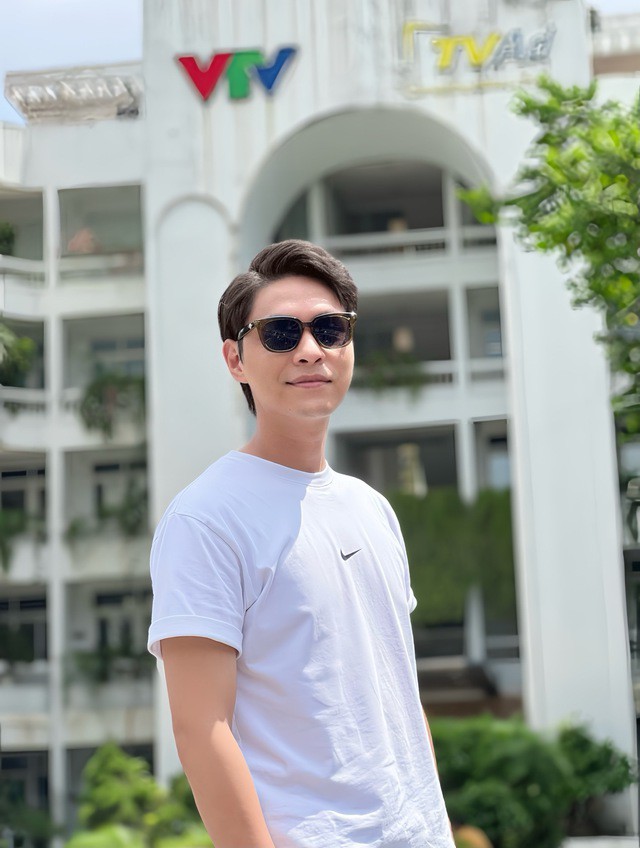 Diễn viên Tô Dũng là gương mặt thân quen với khán giả phim truyền hình Việt Nam, anh thường xuyên xuất hiện trên các bộ phim VTV.
