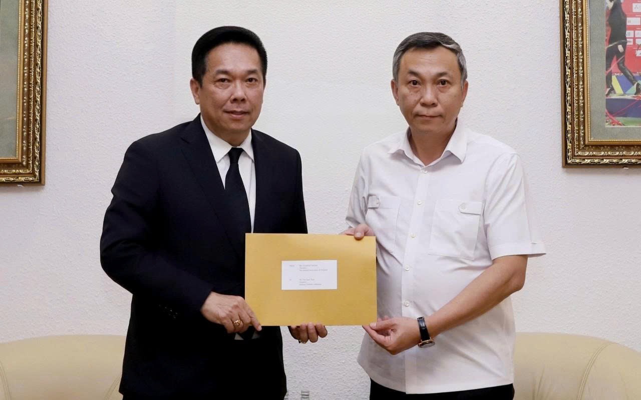 Ông Adisak Benjasiriwan đại diện cho FAT và ông Trần Quốc Tuấn đại diện cho VFF