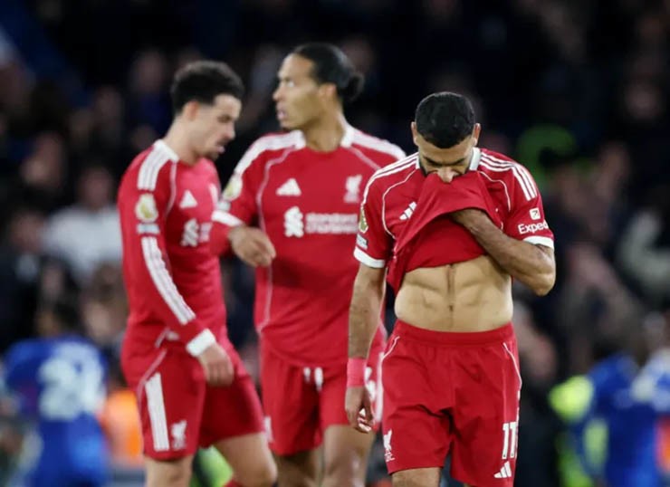 Ngập trong khủng hoảng, Liverpool vẫn về đích thứ hai?