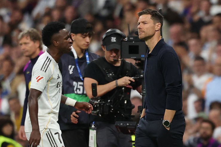 Vinicius tỏ rõ sự tức giận khi bị HLV Alonso thay ra trong hiệp hai và đi thẳng vào đường hầm