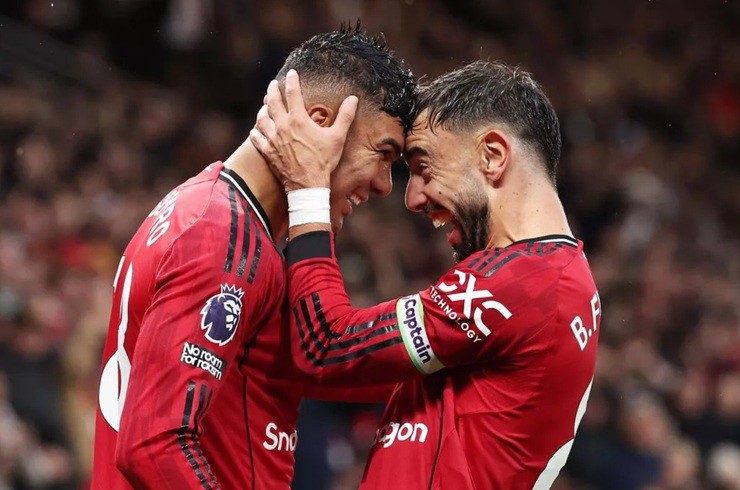 Casemiro và Bruno Fernandes không còn bị quá tải nơi tuyến giữa