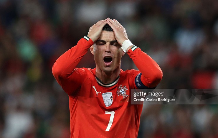 Ronaldo bỏ lỡ quả pen 