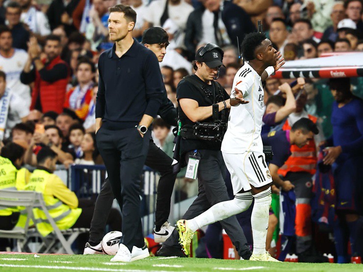 Vinicius tỏ rõ sự tức giận khi bị HLV Alonso thay ra trong chiến thắng Siêu kinh điển cuối tuần qua