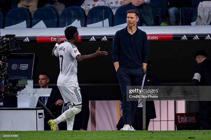 Vinicius nổi giận với HLV Alonso sau khi bị thay ra