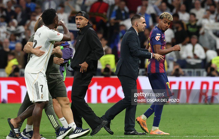 Vinicius cố gắng tiến đến gây hấn với Yamal khi ngôi sao trẻ của Barcelona được lực lượng an ninh hộ tống rời sân