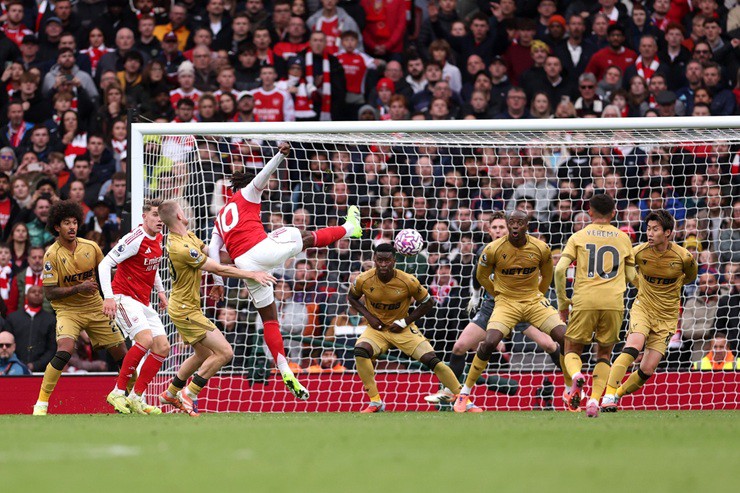 Arsenal ngày càng nổi tiếng&nbsp;với khả năng tận dụng "bóng chết", các đối thủ vẫn chưa thể tìm ra cách hóa giải