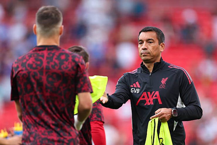 Van Bronckhorst làm trợ lý của Liverpool từ mùa giải này và bị nghi là người xui Arne Slot thay đổi đấu pháp