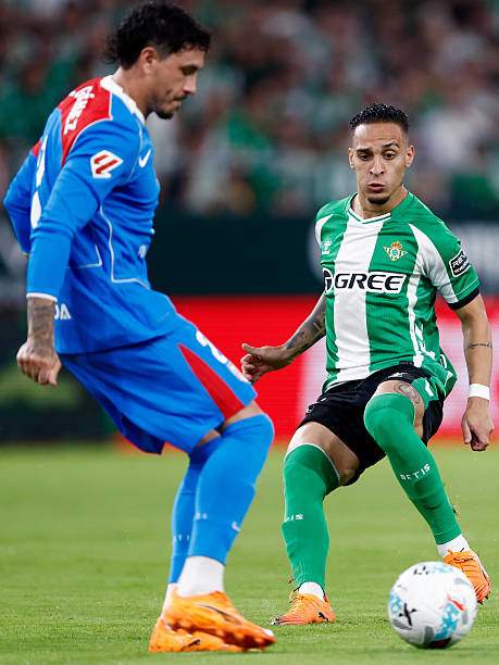 Antony (phải)&nbsp;không cựa quậy được trước hàng phòng ngự Atletico gần như luôn cử 2 người kèm anh