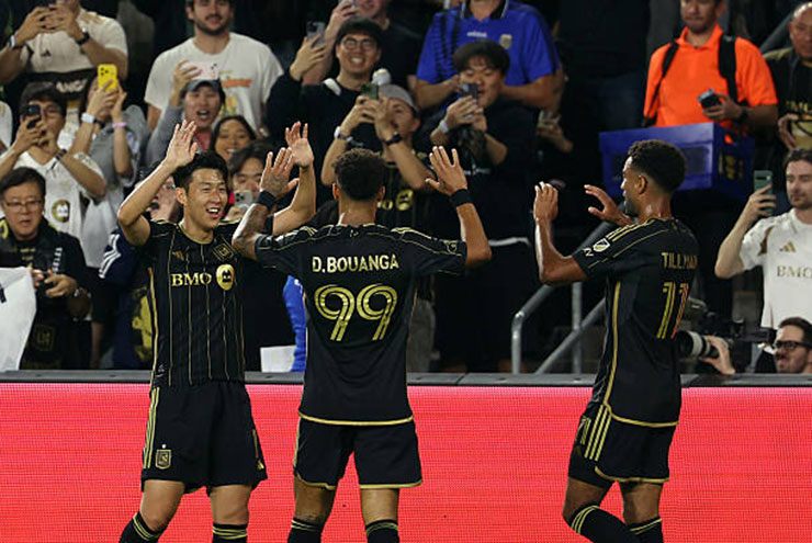 Son Heung Min ăn mừng cùng Bouanga và Tillman sau bàn mở tỷ số của LAFC