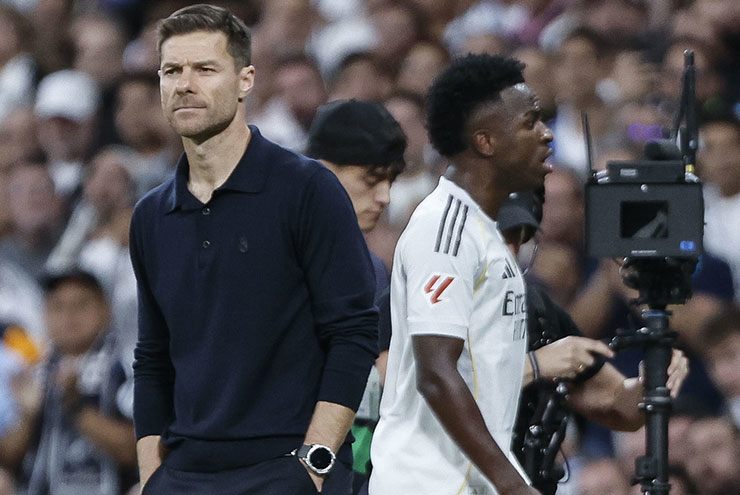 Alonso làm ngơ trước Vinicius và đang được kêu gọi đẩy Vinicius lên ghế dự bị