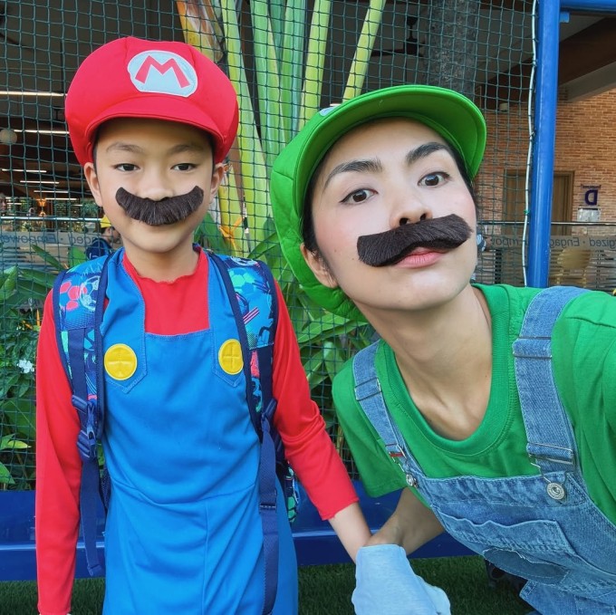 Nữ diễn viên có lần cho biết từ khi sinh con trai đầu lòng, cô mới cảm nhận được một tình yêu lớn đến mức khiến trái tim muốn vỡ òa, một cảm giác như đang bước đi trên mây. Cậu nhóc năm nay 10 tuổi, được mẹ coi như bạn thân luôn mang đến niềm hạnh phúc tròn đầy, ấm áp.
