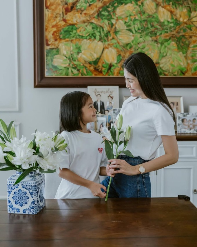 Con gái Tăng Thanh Hà tên Chole, năm nay 8 tuổi, là điều ngọt ngào nhất với nữ diễn viên. Cô bé yêu thích các trò vận động như leo núi, trượt tuyết và thường là bạn đồng hành của Tăng Thanh Hà mỗi lần đi dạo, trong các chuyến dã ngoại.