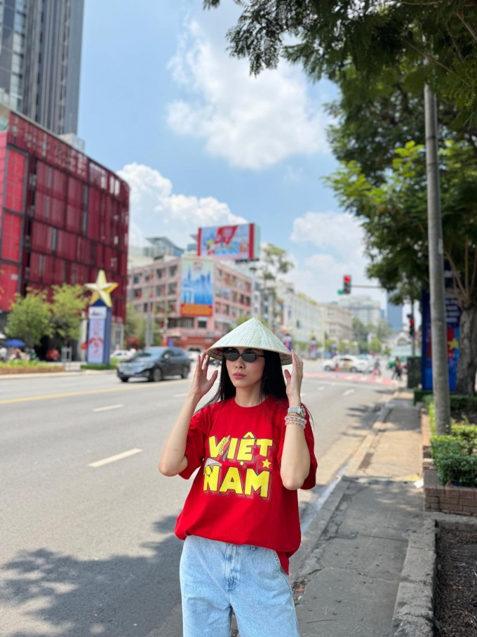 Tăng Thanh Hà sinh năm 1986 ở TP HCM. Cô từng được khán giả đặt biệt danh "ngọc nữ màn ảnh" nhờ vai diễn hồn nhiên, trong trẻo trong "Bỗng dưng muốn khóc". Bên cạnh đó, cô còn tham gia các phim "Hàn Mặc Tử", "Hương phù sa", "Cánh đồng bất tận", "Mỹ nhân kế"... Cô kết hôn với doanh nhân Louis Nguyễn năm 2012 và từ đó chọn cuộc sống kín đáo, ít hoạt động nghệ thuật.
