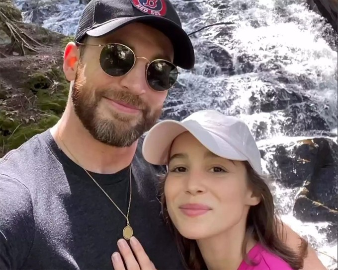 Chris Evans hiếm hoi đăng ảnh đời thường bên bạn gái dịp công khai chuyện tình cảm năm 2023. Ảnh: Instagram Chris Evans