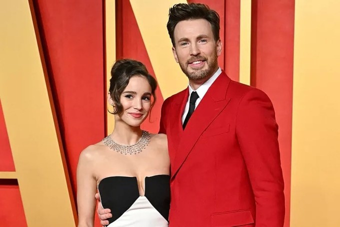 Vợ chồng Chris Evans tại sự kiện năm 2024, đánh dấu lần đầu cả hai đi thảm đỏ cùng nhau. Ảnh: FilmMagic