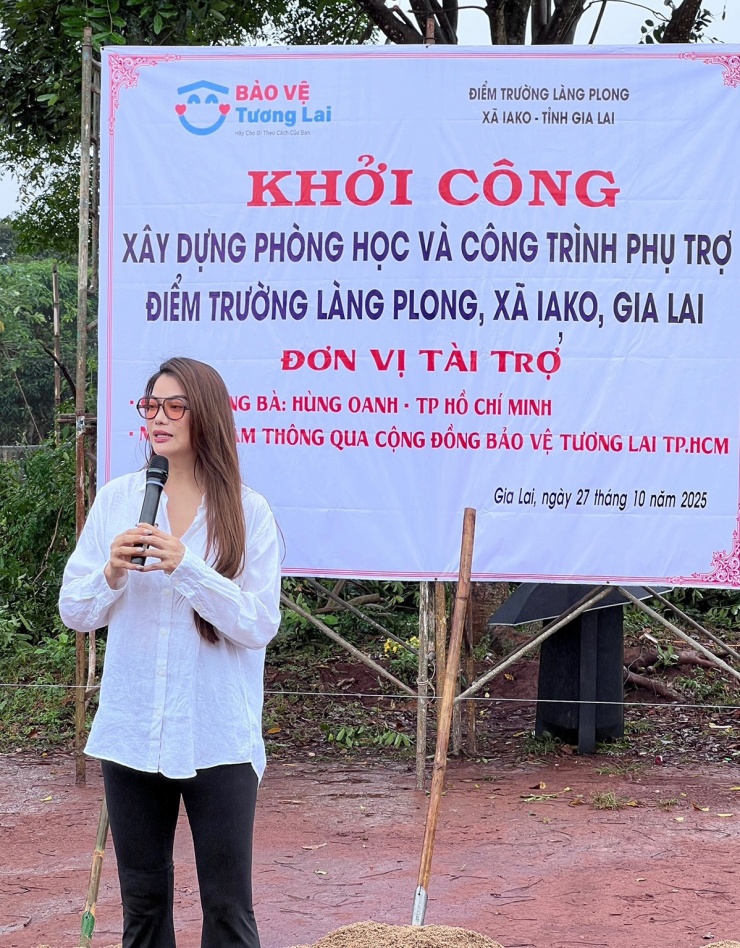  Trương Ngọc Ánh đi từ thiện ở Gia Lai