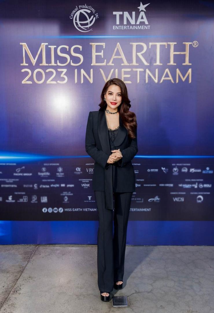 Trước đó, năm 2023, diễn viên từng gây chú ý khi thử sức với vai trò nhà tổ chức cuộc thi sắc đẹp, giữ chức chủ tịch Miss Earth Vietnam.