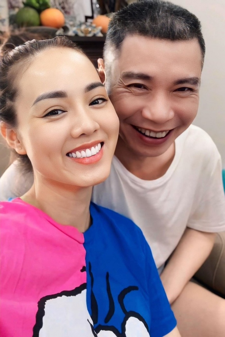 Ngọc Hà - vợ NSND Công Lý - đăng ảnh bên chồng, gửi lời chúc mừng tháng mới đến mọi người.