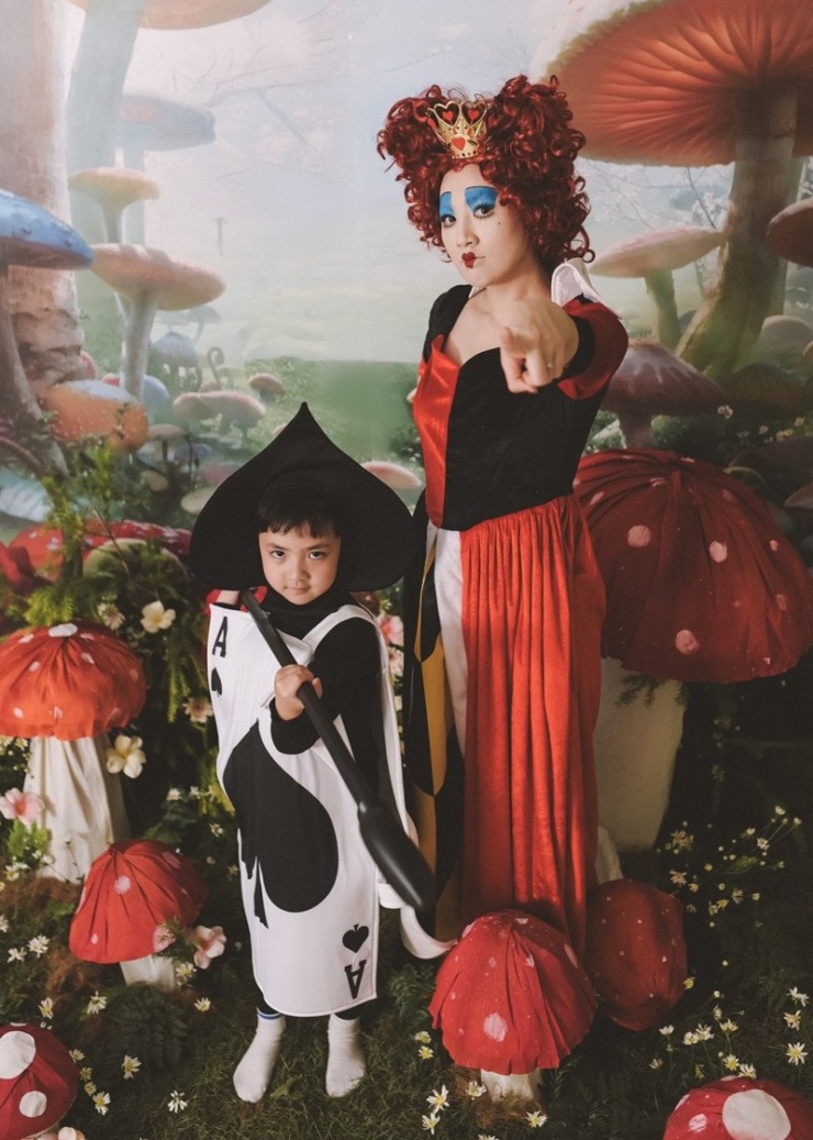 Á hậu Tú Anh hài hước về tạo hình Halloween bên con trai.