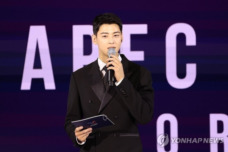 Cha Eun Woo dẫn chương trình.