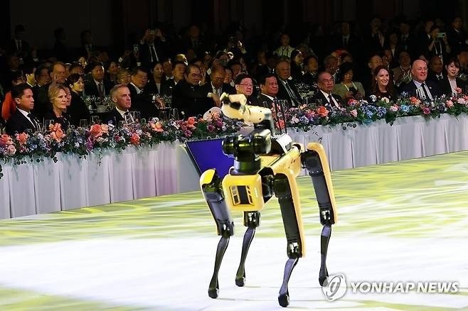 Một robot bốn chân biểu diễn tại bữa tiệc tối.