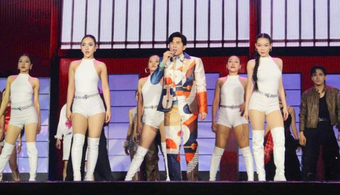 Đan Trường biểu diễn cùng vũ đoàn trong live concert.