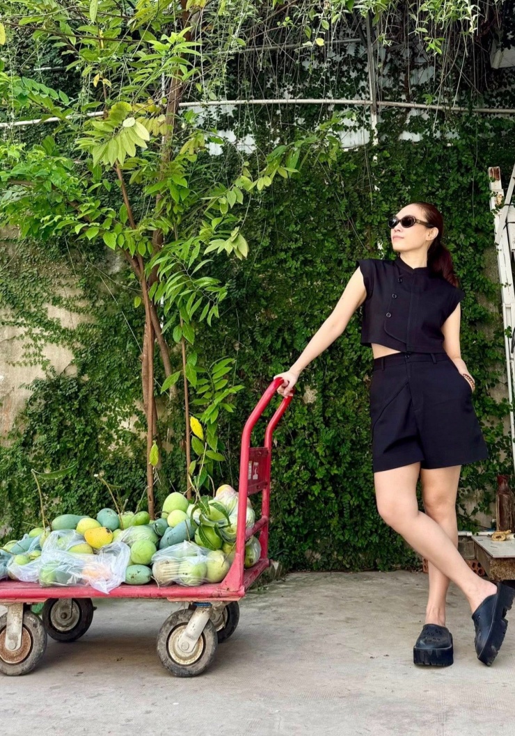 Mỹ Tâm 'rất ngầu' tạo dáng ở nhà vườn rộng như biệt phủ, Xuân Hinh hát chầu văn - 1