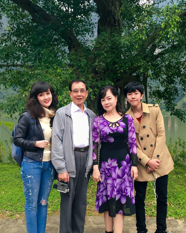 Vân Dung bên bố mẹ và con trai.