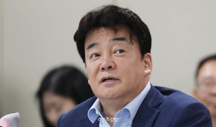 “Ông hoàng ẩm thực” Baek Jong Won xếp thứ ba. Đầu bếp kiêm doanh nhân nổi tiếng bị điều tra vì vi phạm quy định an toàn thực phẩm và ghi nhãn sai tại chuỗi nhà hàng TheBorn Korea. Vụ việc khiến ông nhận bốn phiếu bầu.