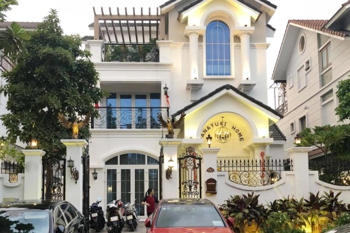 Một căn biệt thự khác của vợ chồng Đoàn Di Băng ở quận 7 được dùng làm trụ sở công ty, có tên Hanayuki House.