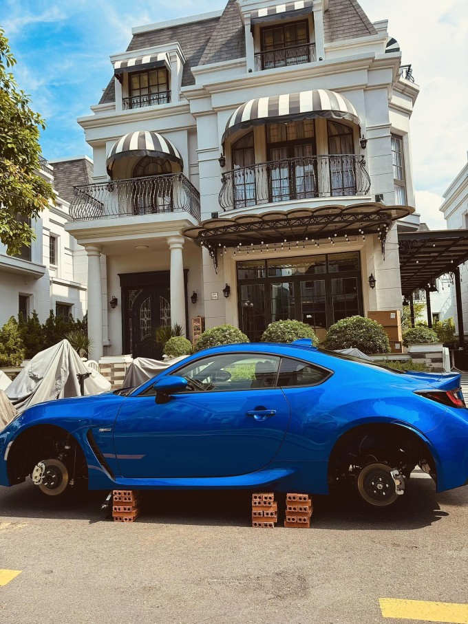 Tháng 7/2024, Quốc Vũ tiếp tục khoe mới tậu chiếc Subaru BRZ thế hệ thứ hai.