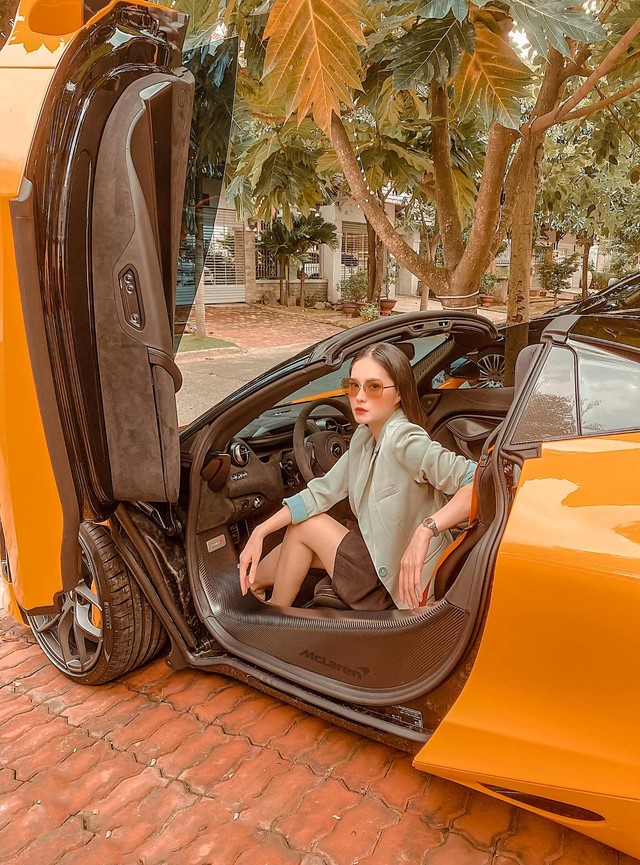 Đoàn Di Băng từng nói về món quà được chồng tặng dịp sinh nhật năm 2020 là chiếc McLaren 720S Spider trị giá khoảng 24 tỷ đồng.