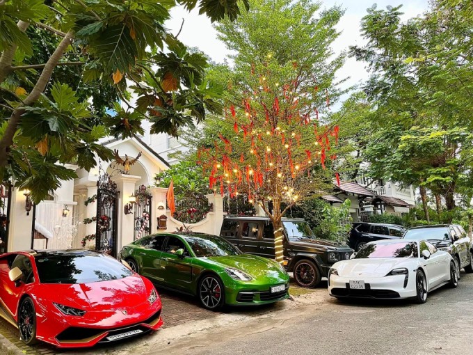 Ngoài các biệt thự, vợ chồng Đoàn Di Băng còn khoe bộ sưu tập siêu xe trị giá hàng trăm tỷ đồng. Năm 2022, Đoàn Di Băng từng gây chú ý khi đăng ảnh sân nhà đầy xe sang bao gồm: Mercedes-Maybach S450, Volvo XC90, Porsche Taycan, Mercedes-AMG G63 và nổi bật nhất là Lamborghini Huracan. Nữ ca sĩ cũng cho biết ông xã có đam mê bất tận với siêu xe và moto phân khối lớn.