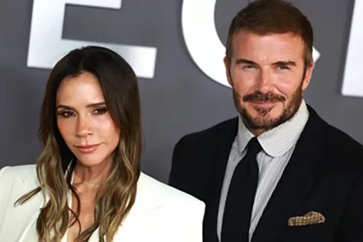 Mối tình vụng trộm của Beckham khiến Victoria rất khổ sở. Trong ảnh, Beckham và Victoria cùng dự sự kiện Beckham được phong tước Hiệp sĩ. ẢNH: EPA