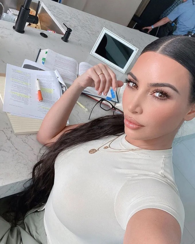 Kim Kardashian khi ôn thi.