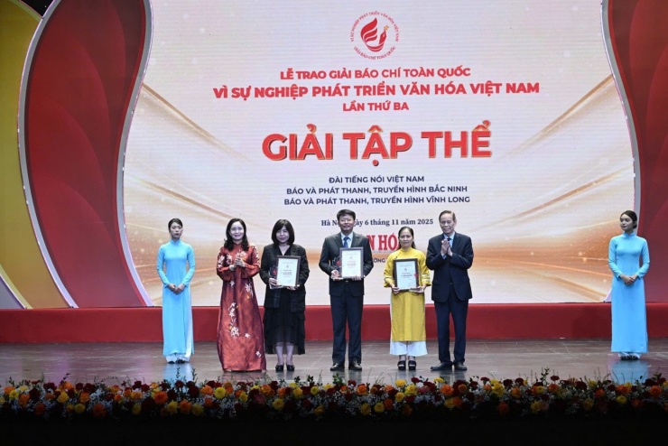 Diễn viên 'Mưa đỏ' nhận giải - 2