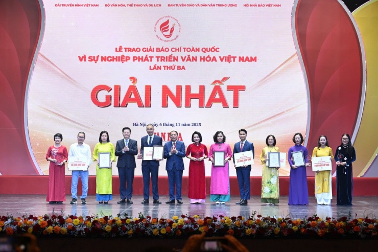 Lễ trao giải báo chí toàn quốc Vì sự nghiệp phát triển Văn hóa Việt Nam lần thứ ba được tổ chức tối 6/11 tại Nhà hát Hồ Gươm (Hà Nội).