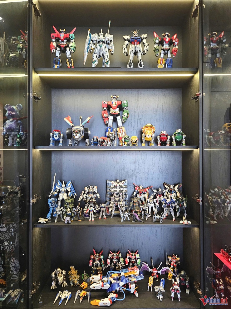 Đặt đầy 4 ngăn kệ là khoảng 40 mô hình Gundam, Voltron và các loại robot mecha khác. Nguyễn Văn Chung bắt đầu thích chơi robot từ năm 2012 đến nay. Dù trông nhỏ xinh, mỗi mô hình có giá dao động từ vài trăm nghìn đến dưới 10 triệu đồng. 