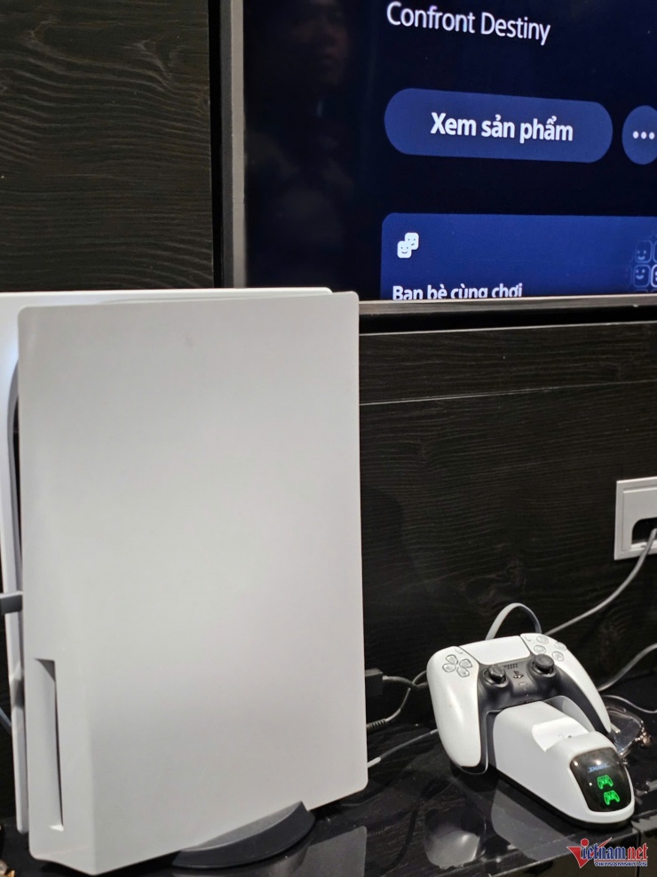 Chiếc PlayStation 5 có giá khoảng 13 - 16 triệu đồng vừa tậu đã bị vứt chỏng chơ trong phòng ngủ nhiều tháng liền suốt giai đoạn Nguyễn Văn Chung tập trung cho sự kiện A50 và A80. 